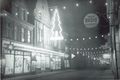 Das weihnachtlich geschmückte Geschäft im Winter 1953.