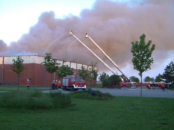 Datei:Grundschule Suederneuland Sporthalle Brand 2000 02.jpg