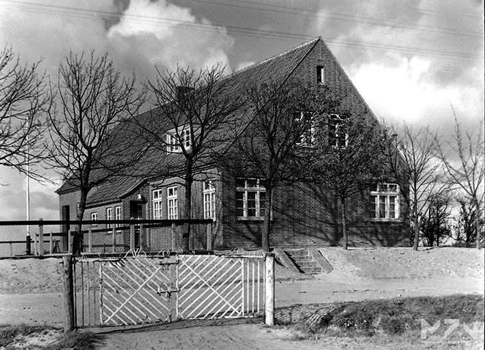 Datei:Itzendorfer Schule um 1953 (0135013) MZ.jpg