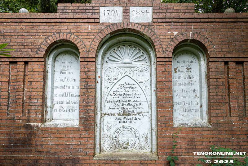 Datei:Norder Fehngesellschaft Denkmal Berumerfehn Berumerfehner Wald 19 07 2023 Georgs Blog 01.jpg