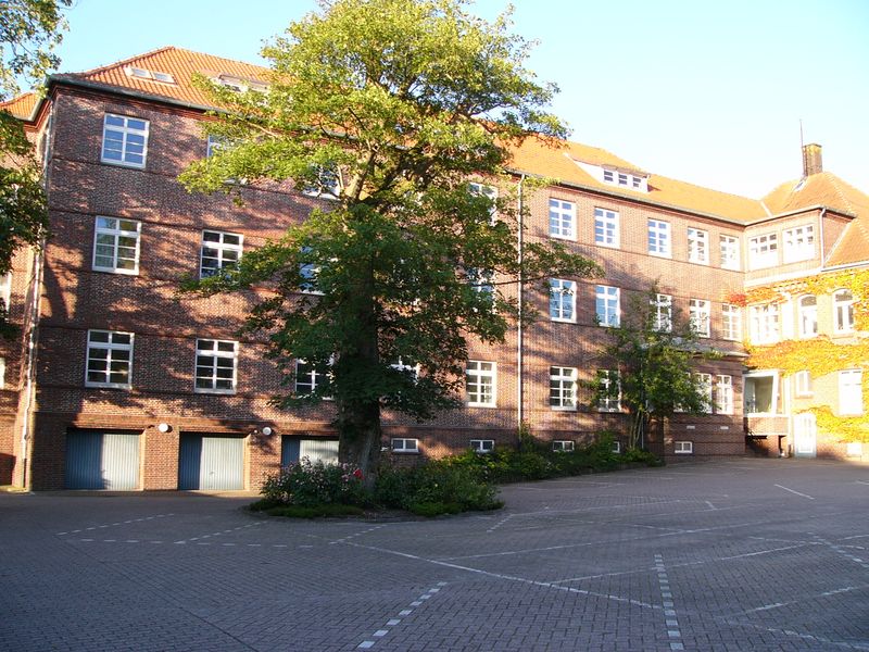Datei:Fräuleinshof Landratsamt Verwaltungsgebäude Anbau vor Abriss 22 07 2004 05.JPG