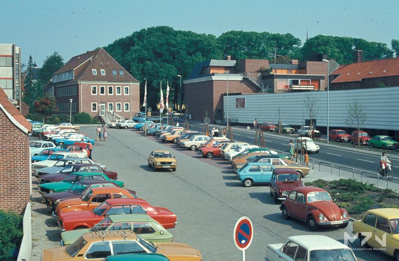 Datei:Parkplatz bei Götz 03 06 1978 (0268073) MZ.jpg