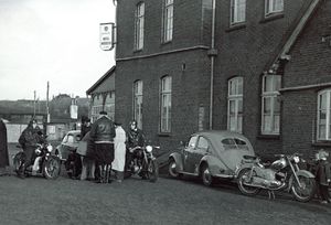 Norddeich Badestraße Hotel Norddeich Motorräder um 1952 01.jpg