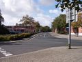 Blick in die Straße, hier noch mit alter Verkehrsführung - Aufnahme vom 12. September 2004. Rechts im Bild die ehemalige Brauerei Beck.