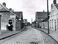 Mit Blick zur Schulstraße (Bahnübergang) um 1950, links Fahrrad Schoolmann.