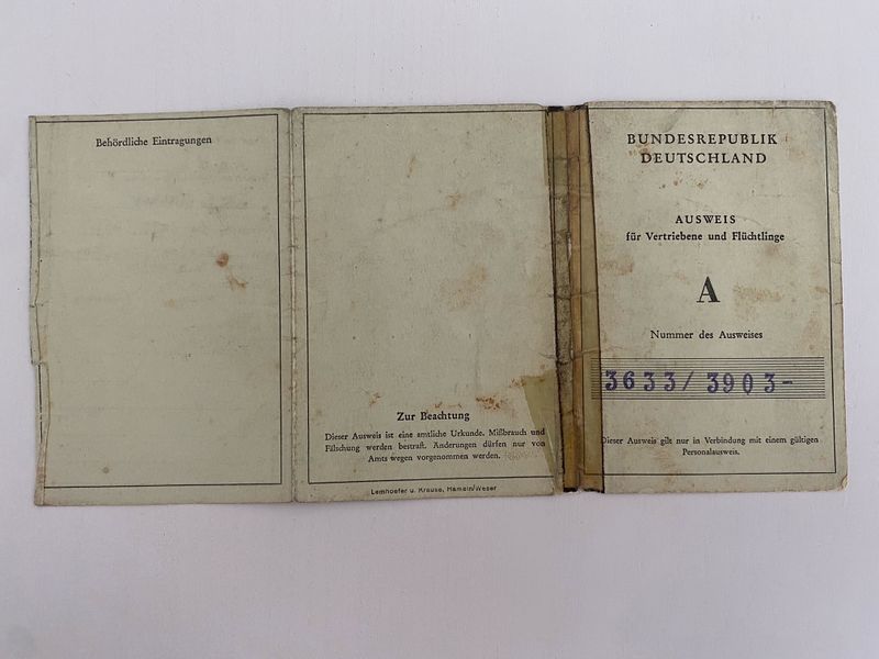 Datei:Ausweis für Vertriebene 1955 00.jpg