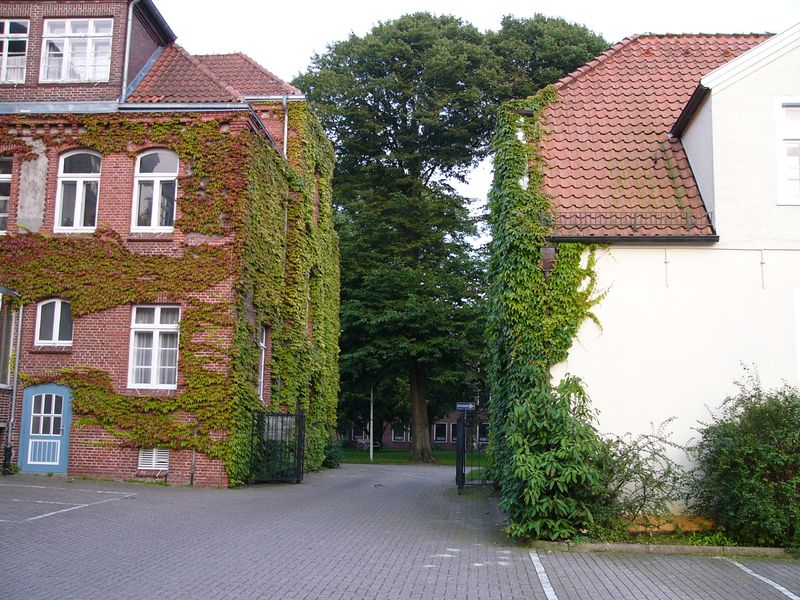 Datei:Fräuleinshof Landratsamt Verwaltungsgebäude Anbau vor Abriss 22 07 2004 02.JPG