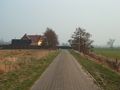 Blick in die Straße - Der Leegemoorweg (südlicher Arm) vor dem Bau des Südrings. Hinten links das ehemalige Schrankenwärterhaus - Aufnahme vom 27. März 2003.