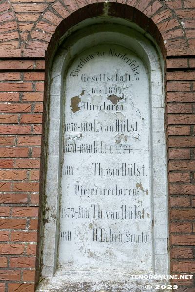 Datei:Norder Fehngesellschaft Denkmal Berumerfehn Berumerfehner Wald 19 07 2023 Georgs Blog 04.jpg