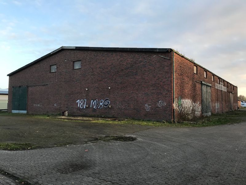 Datei:Hallenstraße Halle Reichsgetreidehalle Raiffeisen Kornhaus Weerda 20 11 2021 01.jpg