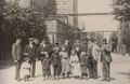 Menschen posieren für das Foto auf dem Gelände der Brauerei (um 1910).