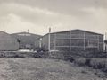 Die Halle mit Aufschrift Kornhaus Weerda (um 1950). Der Fotograf steht nahe der Kalkmühle.