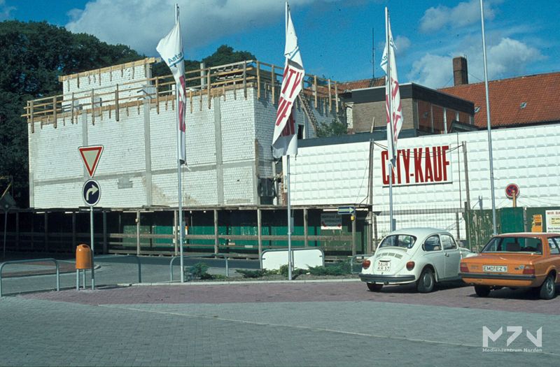 Datei:Baustelle City-Kauf und Parkplatz 14 09 1977 (0268578) MZ.jpg