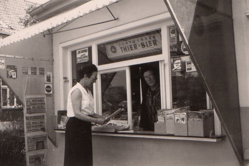 Datei:Heerstraße Fisch und Gemüse Schwitters später Kiosk heute Parkplatz um 1965.jpg
