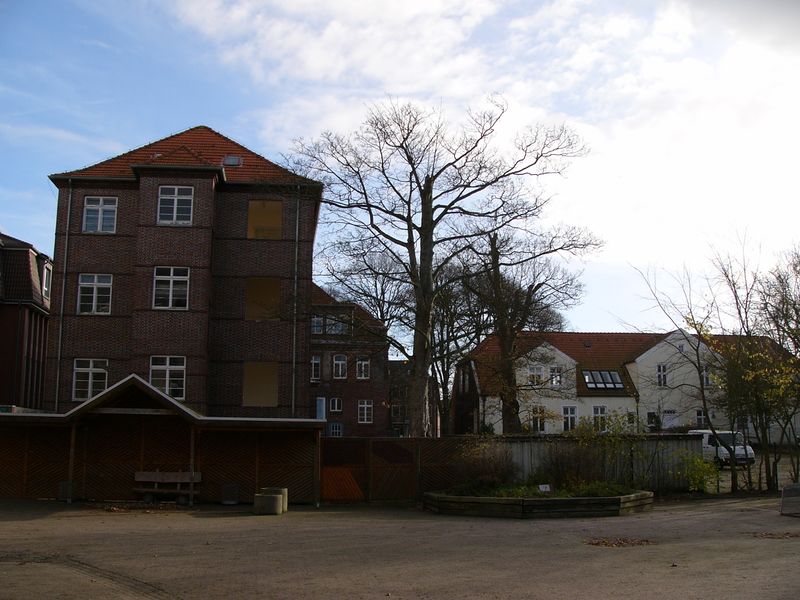 Datei:Fräuleinshof Landratsamt Verwaltungsgebäude Anbau vor Abriss 14 11 2004 06.JPG