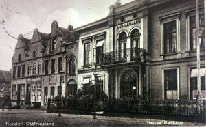 Am Markt Süd Drei Schwestern Rathaus um 1920 01.jpg