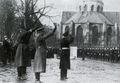 Marinesoldaten des Lagers marschieren Am Markt anlässlich des Heldengedenktags am 15. März 1942.