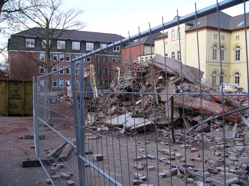 Datei:Fräuleinshof Landratsamt Verwaltungsgebäude Anbau vor Abriss 03 12 2004 13.JPG