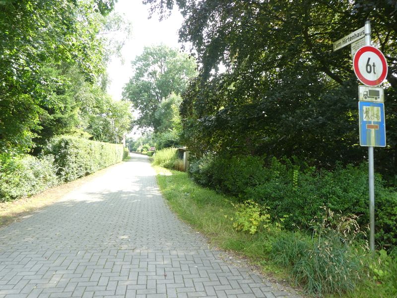 Datei:Zum Hirtenhaus - Blick in die Straße - 27 07 2021.jpg