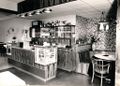 Die von Rühaak erbaute Theke im Deutschen Haus (1950er Jahre).