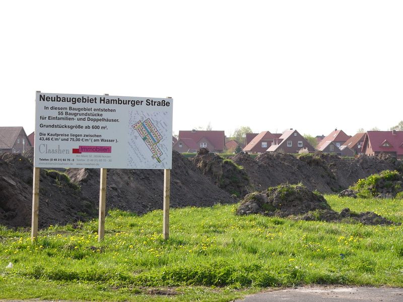 Datei:Hamburger Straße - Bauschild für Neubaugebiet - 03052006.jpg