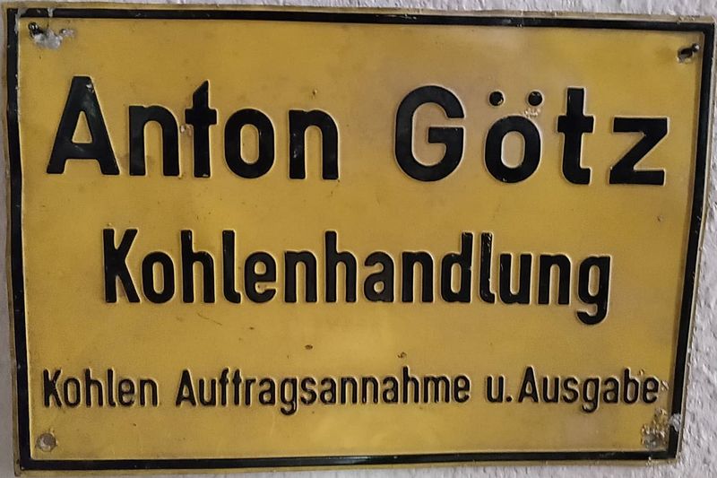 Datei:Kohlenhandlung Anton Götz Schild.jpg