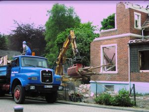 Linteler Straße 19 Jan Ennen Oltimer LKW Abriss um 2010.jpg