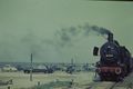 Eine Dampflokomotive fährt vom Bahnhof los (1956).