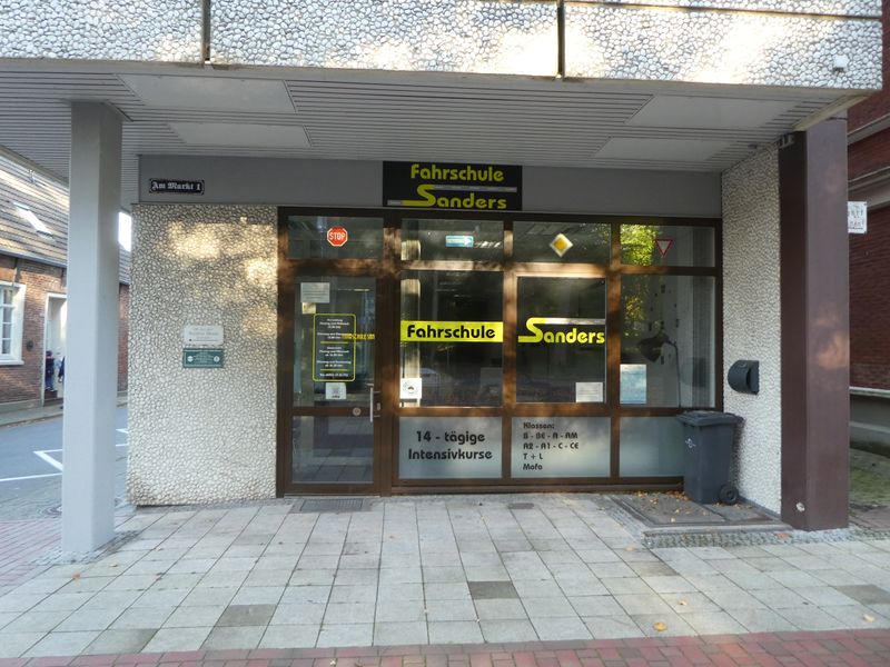 Datei:Am Markt 1 - Fahrschule Sanders - 24 10 2021.jpg