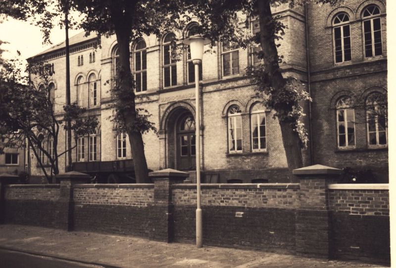 Datei:Norddeicher Straße Ulrichsgymnasium um 1930 01.jpg