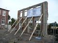 Die historische Fassade wurde vor dem Abbruch mit Pfählen gestützt - Aufnahme vom 26. November 2011.