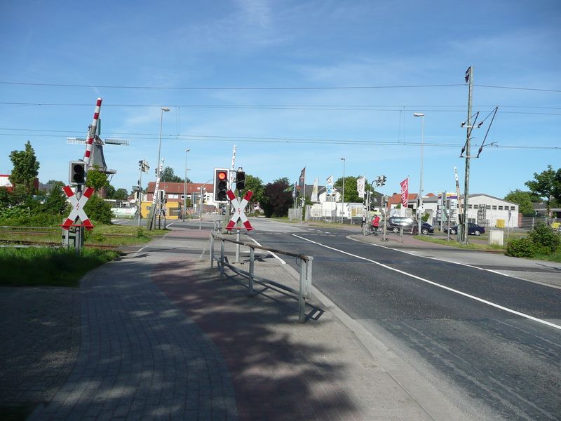 Datei:Heerstraße - Bahnübergang - 03062011.jpg
