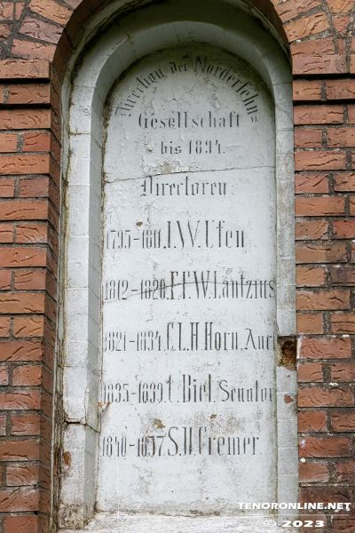 Datei:Norder Fehngesellschaft Denkmal Berumerfehn Berumerfehner Wald 19 07 2023 Georgs Blog 03.jpg