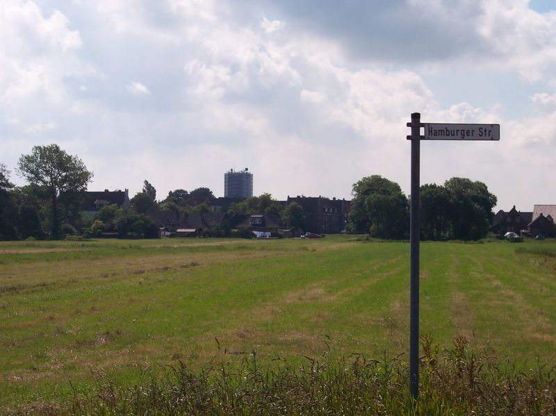 Datei:Hamburger Straße - Blick in Richtung Wasserturm - 22062004.jpg
