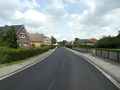 Blick in die Straße - mit neuer Teerdecke - Aufnahme vom 21. August 2021.