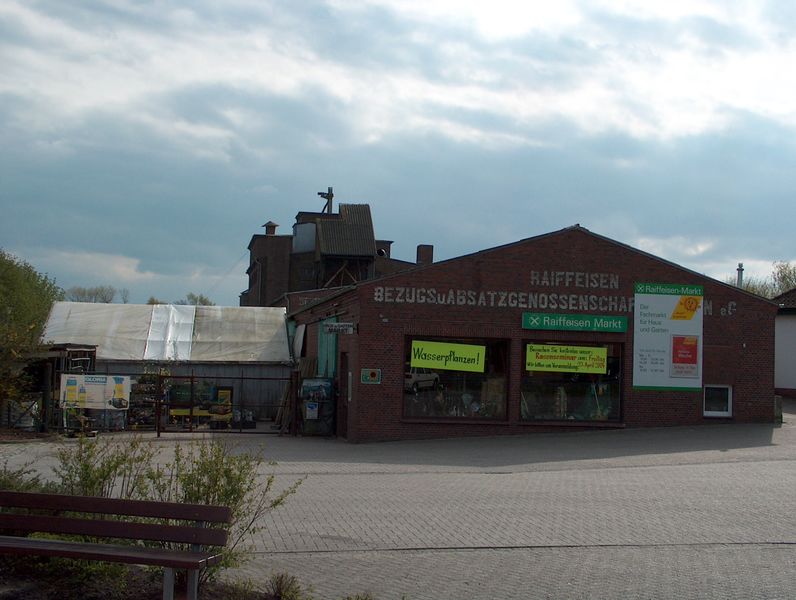Datei:Raiffeisenstraße 1 - 18042004.jpg