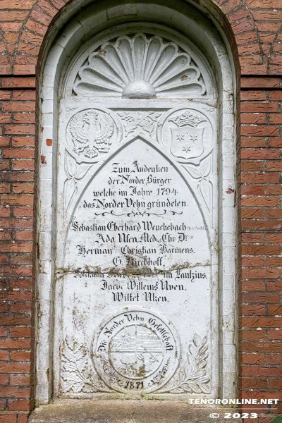 Datei:Norder Fehngesellschaft Denkmal Berumerfehn Berumerfehner Wald 19 07 2023 Georgs Blog 02.jpg