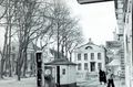 Die Tankstelle vor dem Hotel in der Zeit um 1955.