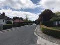 Der Kiefernweg mit Blickrichtung zum Neuen Friedhof - Aufnahme vom 15. Mai 2021.