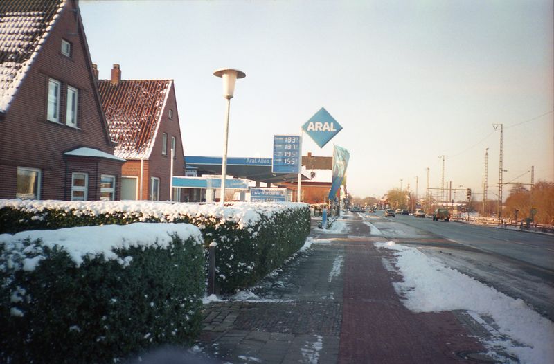 Datei:Bahnhofstraße 37 ARAL Dezember 2001.jpg