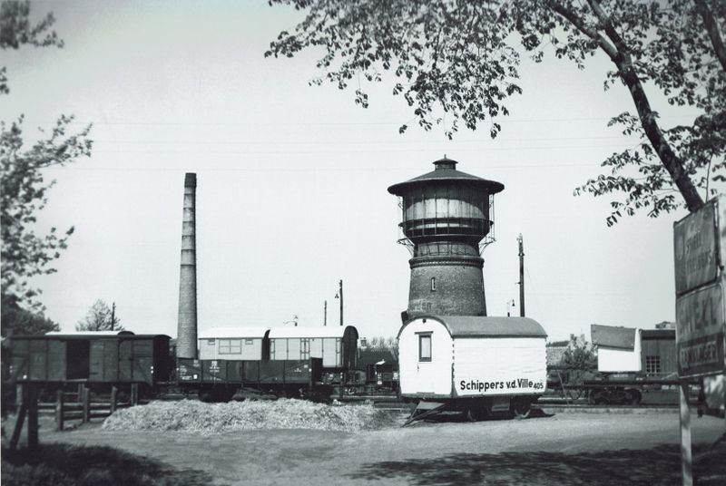 Datei:Bahnhofstraße Alter Bahnhof Wasserturm um 1950 01.jpg