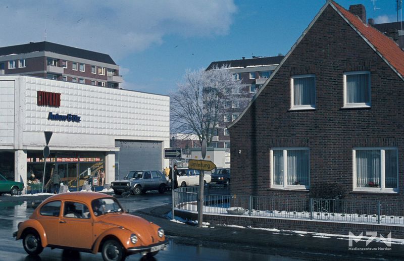 Datei:Blick vom Burggraben auf Götz mit Blocks 18 02 1978 (0268466) MZ.jpg