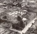 Die Eisenhütte, vermutlich in der Zeit um 1950. Unten links im Bild der Bahnhof Norden-Stadt. Rechts der beiden Schornsteine die Osterburg.