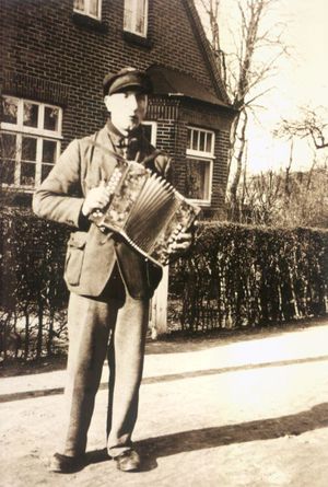 Straßenmusikant Musikant um 1950 01.jpg