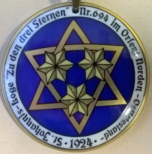 Datei:Freimaurerloge Zu den drei Sternen Wappen.jpg