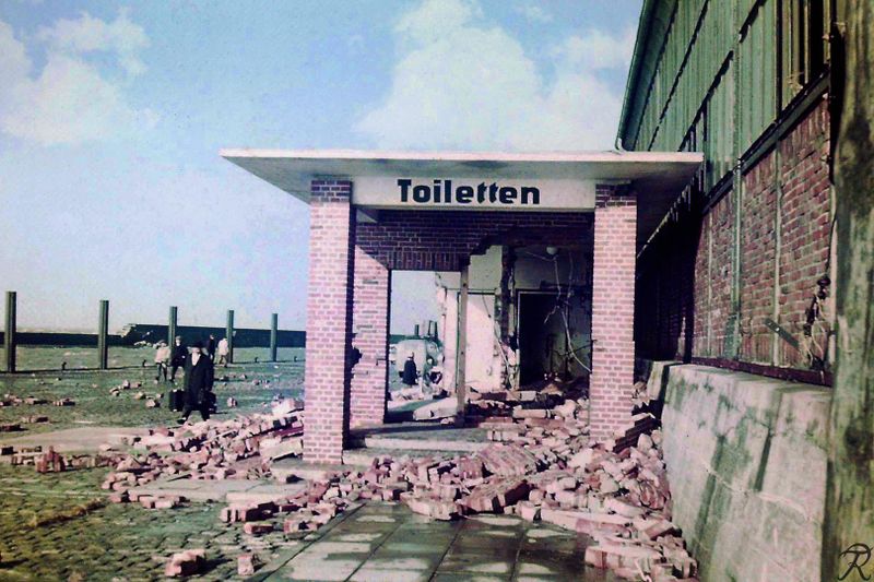 Datei:Norddeich Mole Bahnhof Toilette zerstört Sturmflut 17 02 1962.jpg