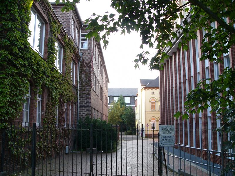 Datei:Fräuleinshof Landratsamt Verwaltungsgebäude Anbau vor Abriss 27 07 2004 03.JPG