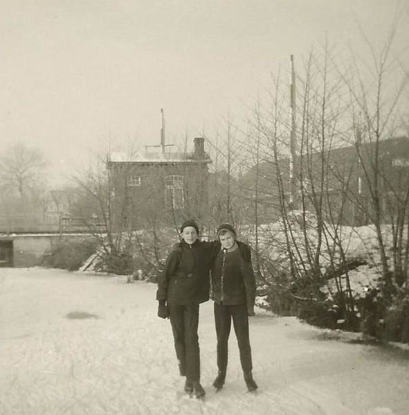 Datei:Heerstraße Berumerfehnkanal Fehnkanal zugefroren Winter im Hintergrund Stilkenboom um 1960 01.jpg