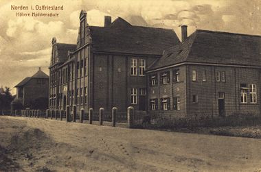 Aufnahme des Schulgebäudes von 1913.